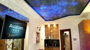 un edificio con un techo con estrellas. en Avalon Lux Studio Apartment, en Novi Sad