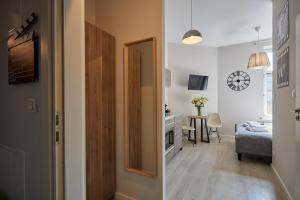 Telewizja i/lub zestaw kina domowego w obiekcie FLORIANSKA 32 by PI Apartments