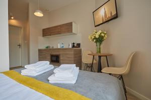 Łóżko lub łóżka w pokoju w obiekcie FLORIANSKA 32 by PI Apartments