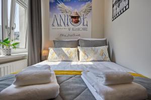 Łóżko lub łóżka w pokoju w obiekcie FLORIANSKA 32 by PI Apartments