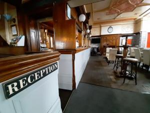 Un bar con un cartel de restaurante en la pared. en Cherry Blossom Inn, en Blackpool