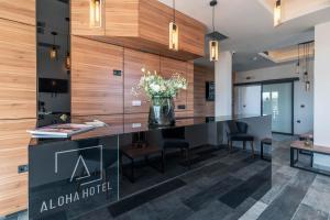 Hotel Aloha في نيشْ: لوبي مع مكتب استقبال مع إناء من الزهور