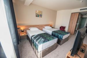 سرير أو أسرّة في غرفة في Hotel Aloha