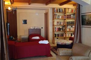 a living room with a couch and a book shelf at Il Sogno in Tivoli