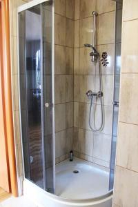 a shower with a glass door in a bathroom at Mieszkanie na uboczu Dobrzeń Wielki in Dobrzeń Wielki