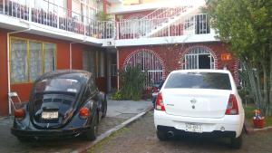 dos coches estacionados frente a un edificio en Casa Celia en Morelia