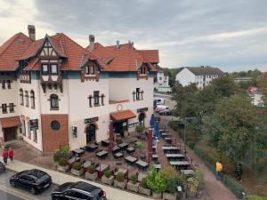GehrdenにあるModerne 4 Zimmer Apartment mit Bergblick Stadtzentrum Contactless Check-inの外に車を停めた建物の頭上