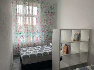 ein kleines Schlafzimmer mit einem Bett und einem Fenster in der Unterkunft Modern House Gehrden 2 in Gehrden