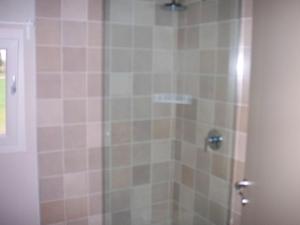 フィオレンツオーラ・ダルダにあるアグリツーリズモ バッティブエのピンクタイルのバスルーム(シャワー付)