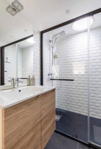 een badkamer met een wastafel en een douche bij La Chambre du 20 in Osthoffen