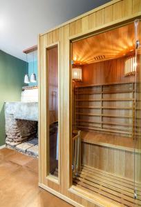 een grote houten kast met glazen deuren in een kamer bij La Chambre du 20 in Osthoffen