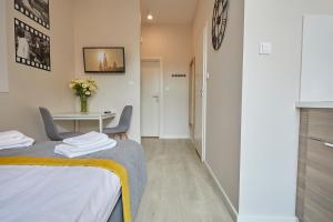 Łóżko lub łóżka w pokoju w obiekcie FLORIANSKA 32 by PI Apartments