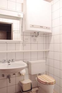 ゾンネンアルペ・ナスフェルトにあるMontanara Hausの白いバスルーム(トイレ、シンク付)