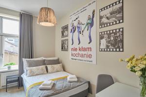 Łóżko lub łóżka w pokoju w obiekcie FLORIANSKA 32 by PI Apartments