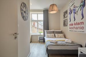 Łóżko lub łóżka w pokoju w obiekcie FLORIANSKA 32 by PI Apartments