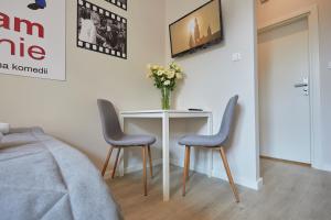 Telewizja i/lub zestaw kina domowego w obiekcie FLORIANSKA 32 by PI Apartments