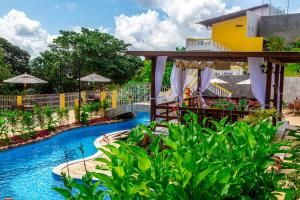 ein Resort mit einem Pool und einem Gebäude in der Unterkunft Pousada Villa Real in Areia
