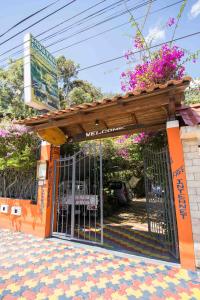 un ingresso a un edificio con cancello di Hostal Chimenea a Baños