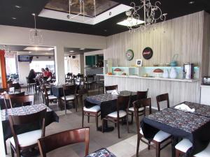 a dining room with tables and chairs in a restaurant at Hotel Los Naranjos in General Deheza