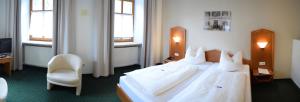 Postel nebo postele na pokoji v ubytování Hotel zum Bräu
