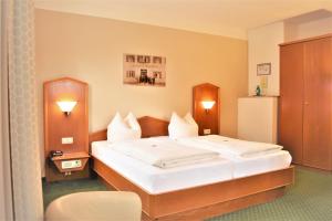 Postel nebo postele na pokoji v ubytování Hotel zum Bräu