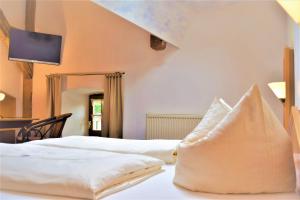 Postel nebo postele na pokoji v ubytování Hotel zum Bräu