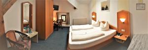 Postel nebo postele na pokoji v ubytování Hotel zum Bräu