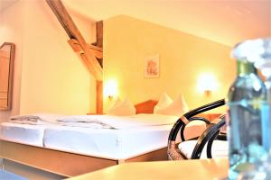 Postel nebo postele na pokoji v ubytování Hotel zum Bräu