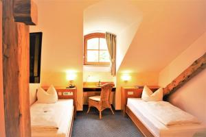 Voodi või voodid majutusasutuse Hotel zum Bräu toas