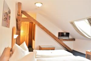Postel nebo postele na pokoji v ubytování Hotel zum Bräu