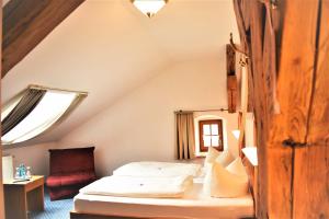Postel nebo postele na pokoji v ubytování Hotel zum Bräu