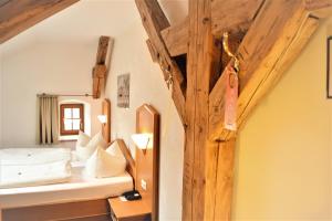 Postel nebo postele na pokoji v ubytování Hotel zum Bräu
