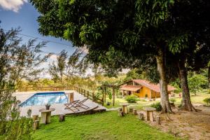 a backyard with a picnic table and a pool at Sítio São Judas Tadeu in Viçosa do Ceará