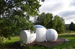 Vrt ispred objekta Sleep in a bubble