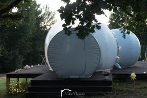 Vrt ispred objekta Sleep in a bubble