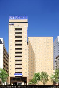 un gran edificio con un cartel encima en Keio Presso Inn Shinjuku, en Tokio