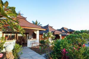 una casa con portico e giardino di Rinjani Lodge a Senaru