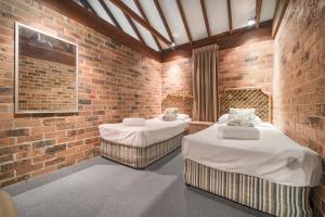 Avoca Beach Hotel客房内的一张或多张床位