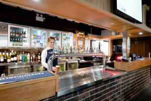 Avoca Beach Hotel酒廊或酒吧区