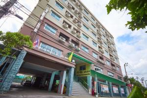 un grand bâtiment avec un escalier en face de celui-ci dans l'établissement Sivalai Place, à Bangkok