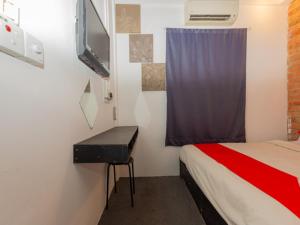 מיטה או מיטות בחדר ב-Super OYO 44032 Zzz Hotel