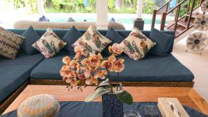 Ein Sitzbereich in der Unterkunft Villa Alam Biru Gardenia
