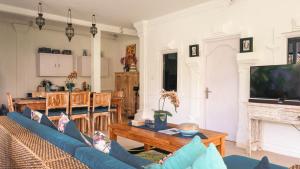 TV/Unterhaltungsangebot in der Unterkunft Villa Alam Biru Gardenia