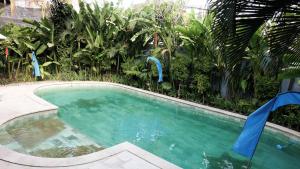 Der Swimmingpool an oder in der Nähe von Villa Alam Biru Gardenia