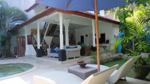 Ein Patio oder anderer Außenbereich in der Unterkunft Villa Alam Biru Gardenia