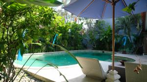 Der Swimmingpool an oder in der Nähe von Villa Alam Biru Gardenia