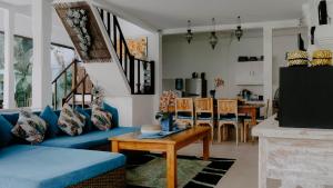 Ein Sitzbereich in der Unterkunft Villa Alam Biru Gardenia