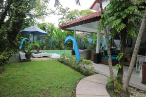 Der Swimmingpool an oder in der Nähe von Villa Alam Biru Gardenia