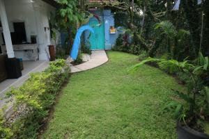 Ein Garten an der Unterkunft Villa Alam Biru Gardenia