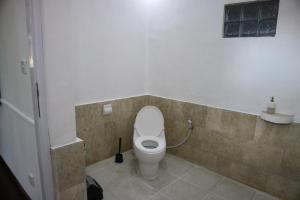 Ein Badezimmer in der Unterkunft Villa Alam Biru Gardenia